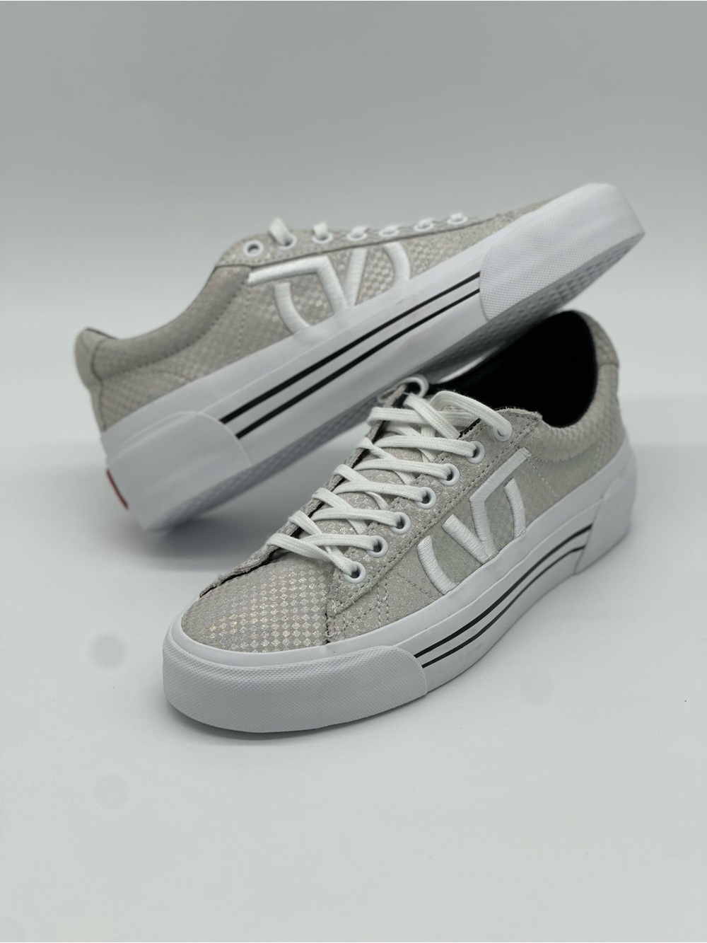 Vans Men’s Low-Top Sneakers in Light Silver and White - Picture 9 of 10